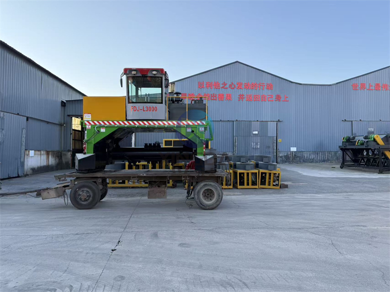 3米宽有机肥履带翻抛机发货现场